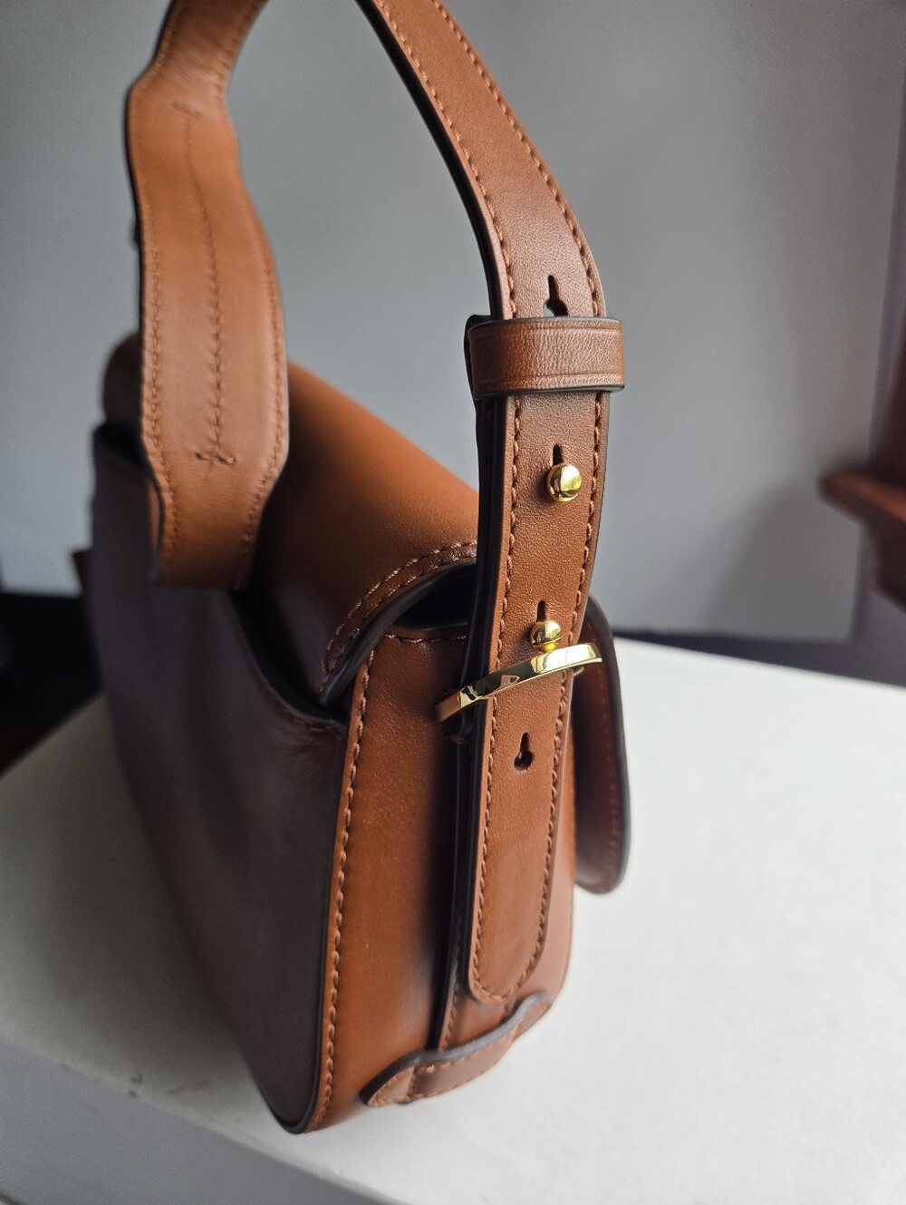 Ralph Lauren British Tan  Leather Shoulder Bag with Gold Hardware - Picture 4 of 9